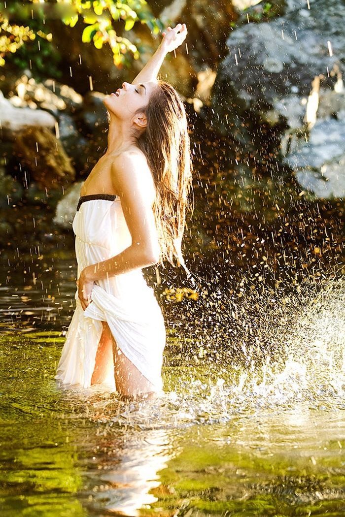 Marie Avgeropoulos in Piura