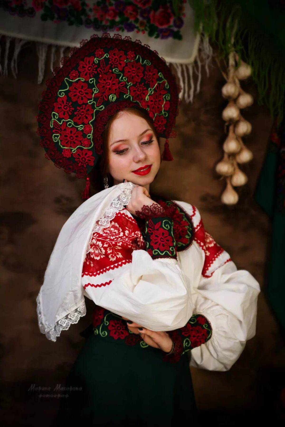 Women in Slavic costumes underwear in Piura