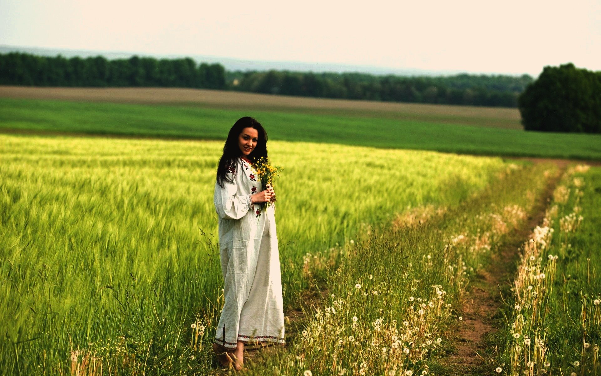 Women in Slavic costumes in Piura