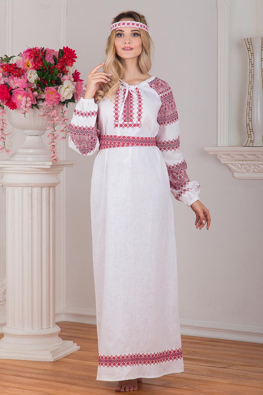 Women in Slavic costumes in Piura