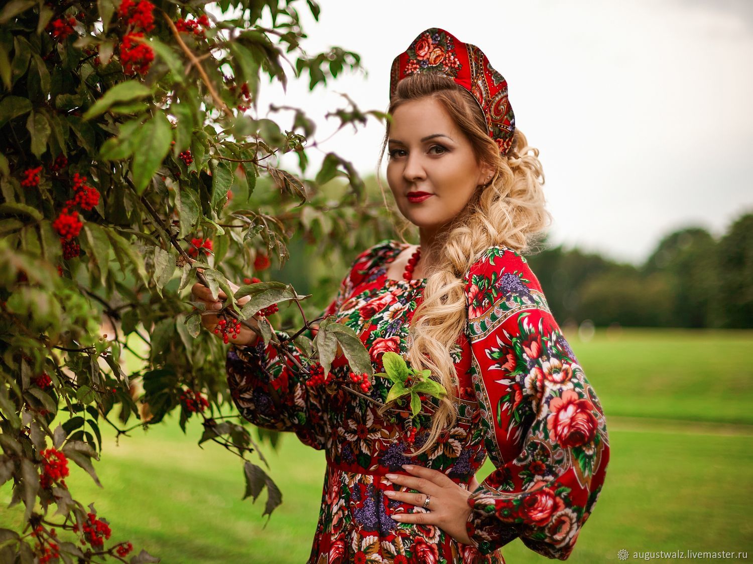Women in Slavic costumes in Piura