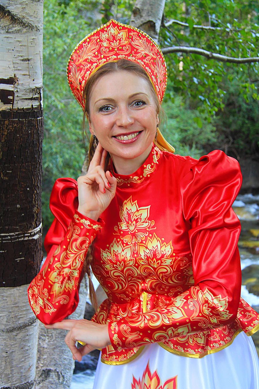 Women in Slavic costumes in Piura