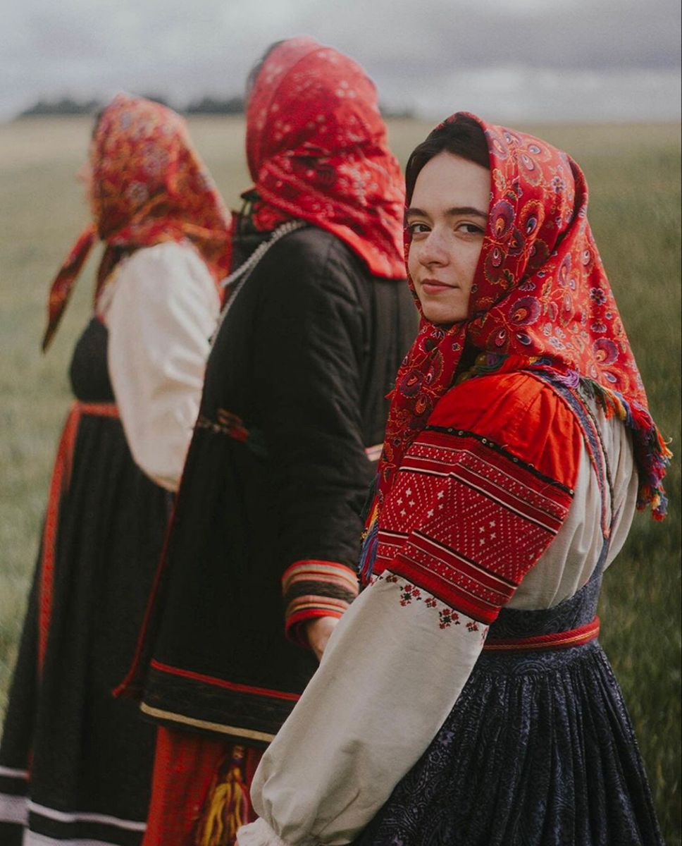 Women in Slavic costumes in Piura