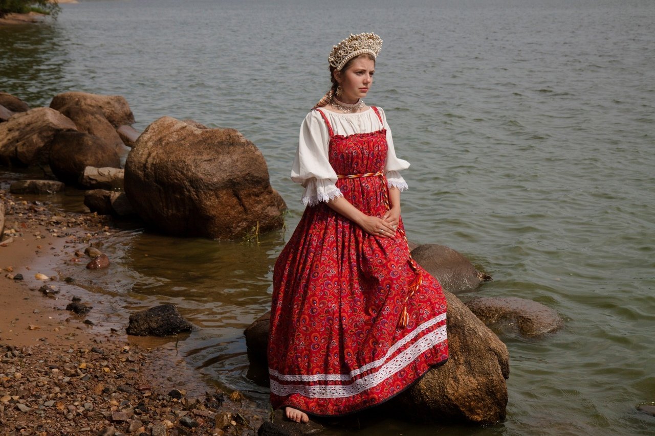 Women in Slavic costumes in Piura