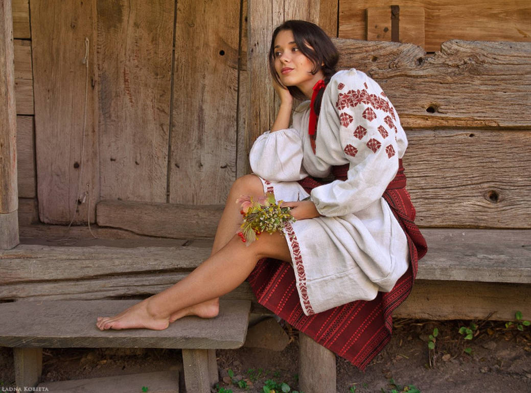 Women in Slavic costumes in Piura
