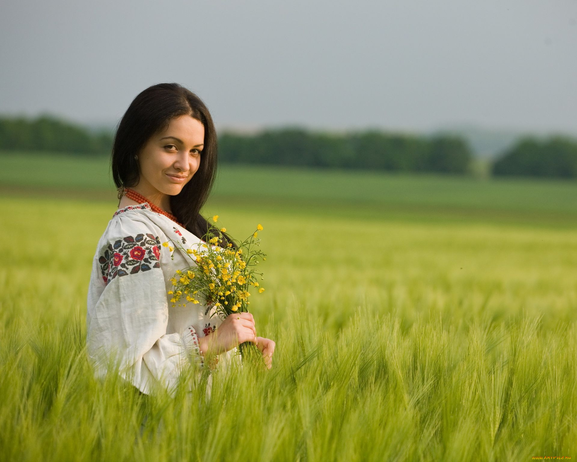 Women in Slavic costumes in Piura