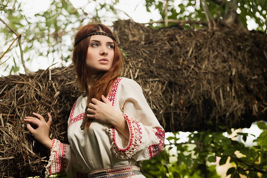 Women in Slavic costumes in Piura