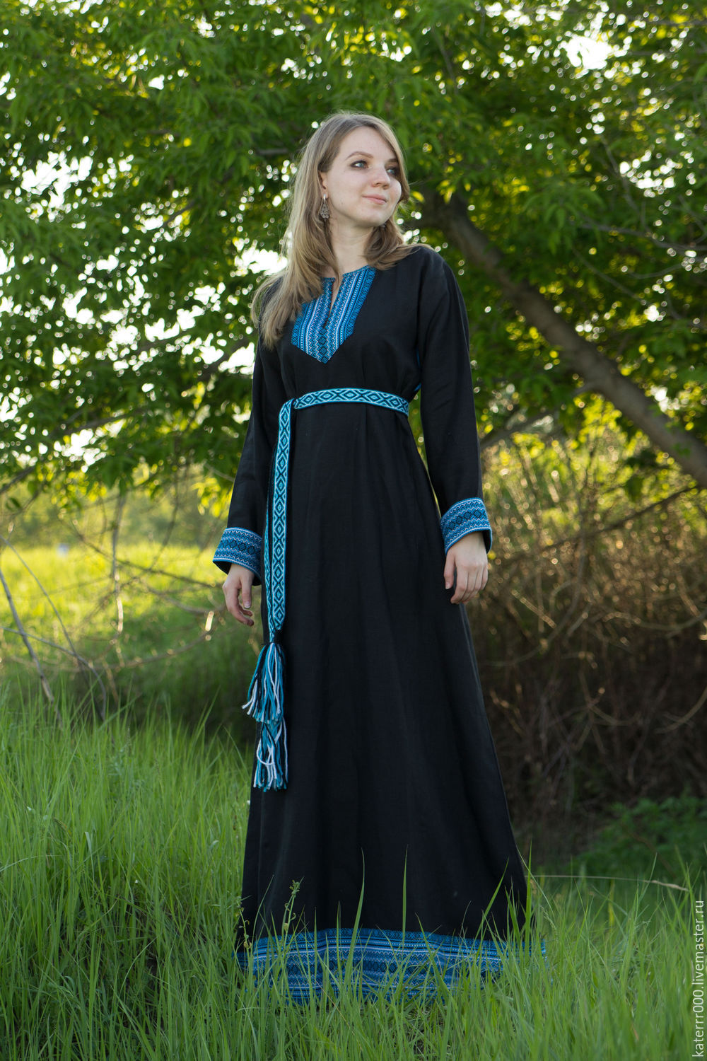 Women in Slavic costumes in Piura