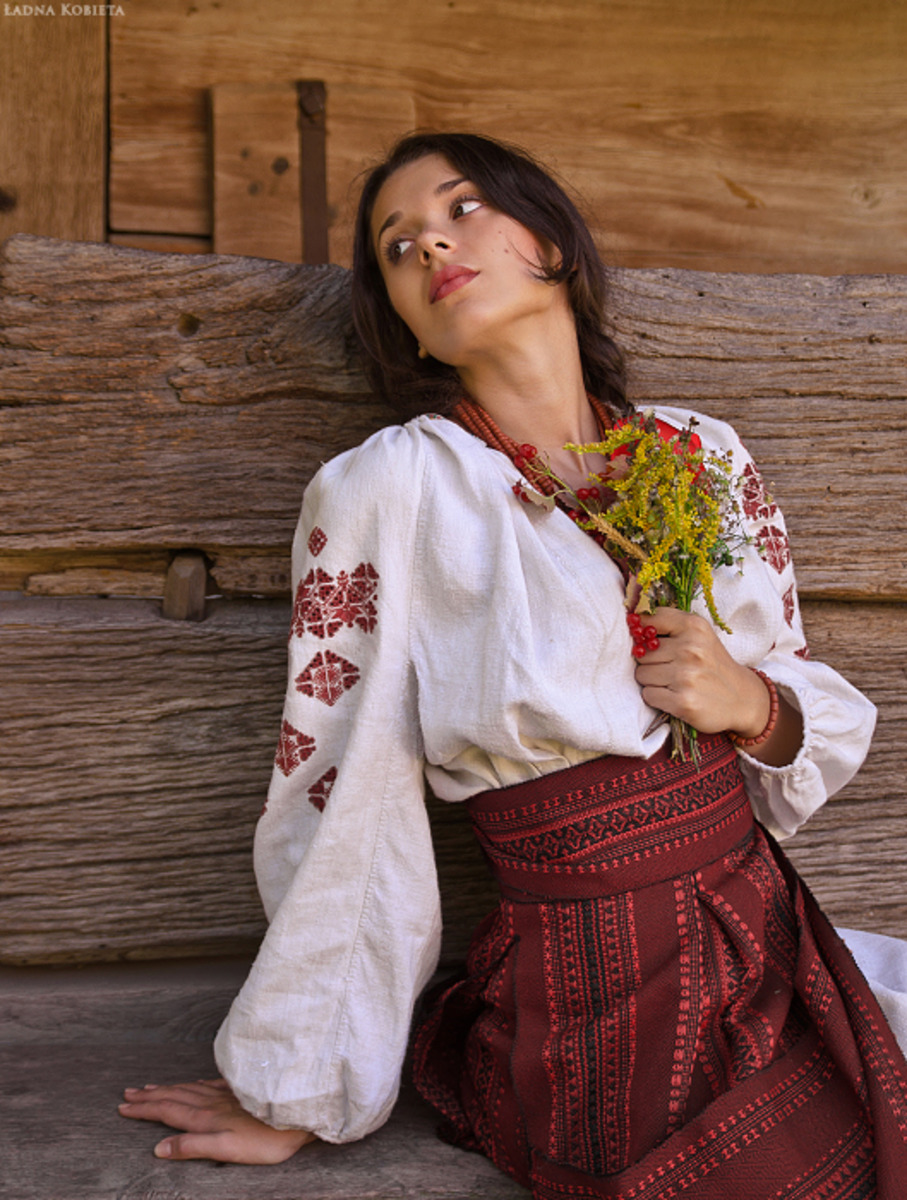 Girls in Slavic costumes in Piura