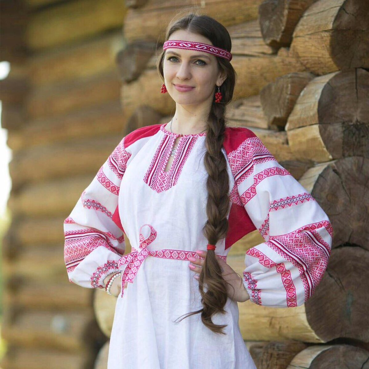 Girls in Slavic costumes in Piura