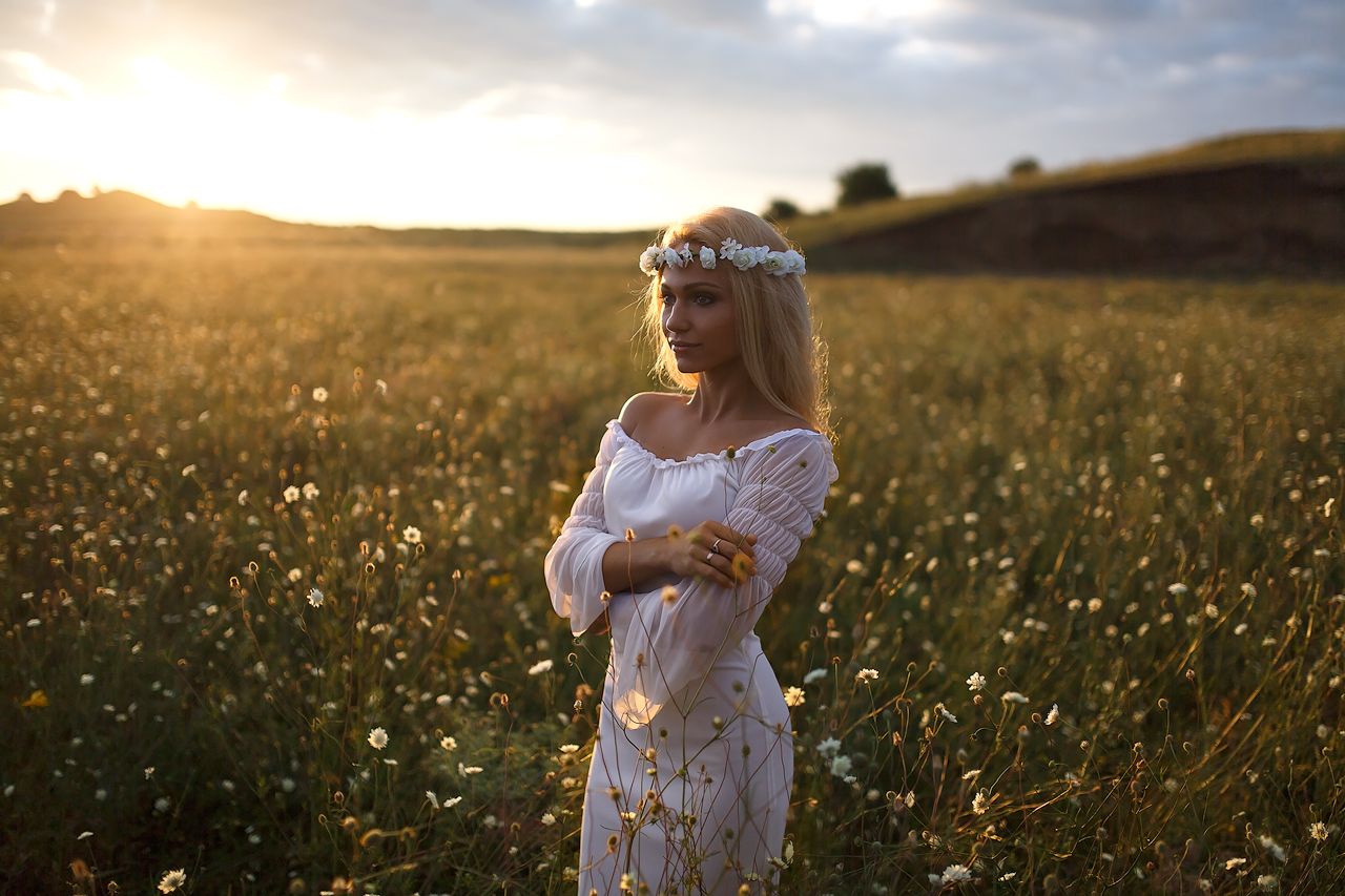 Girls in Slavic costumes in Piura