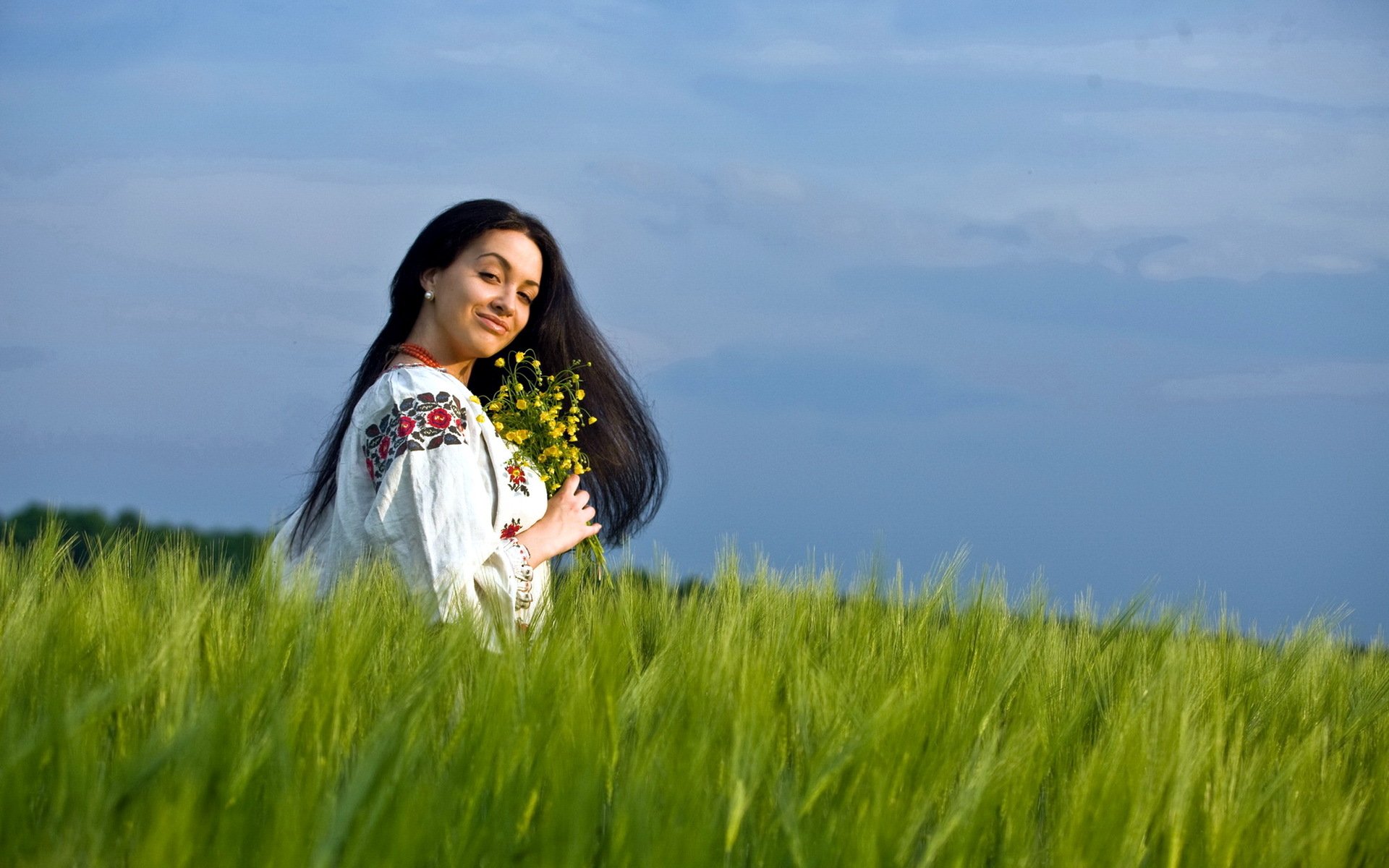 Girls in Slavic costumes in Piura