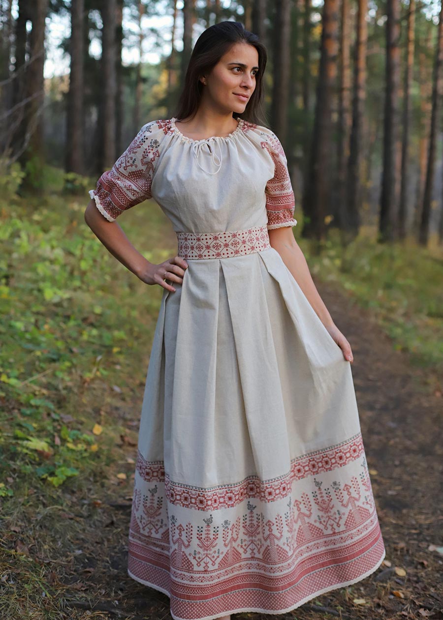 Girls in Slavic costumes in Piura