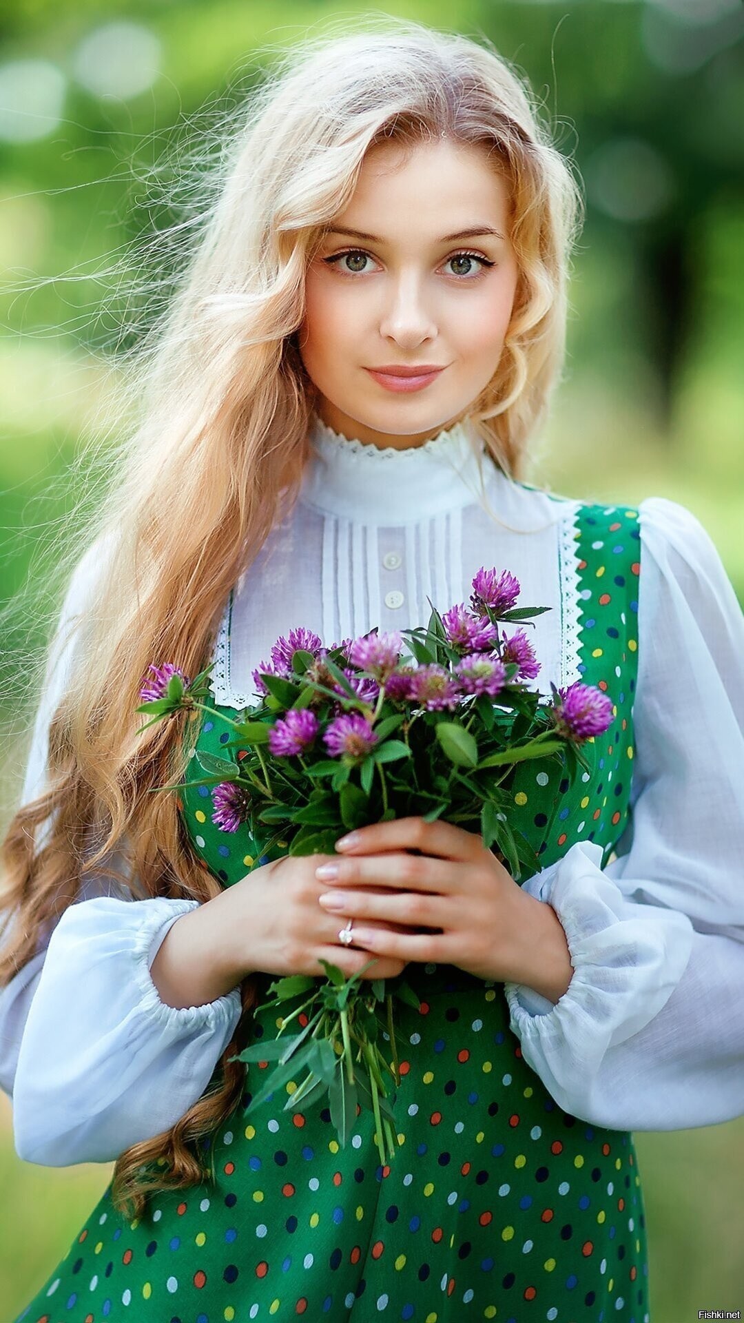 Girls in Slavic costumes in Piura